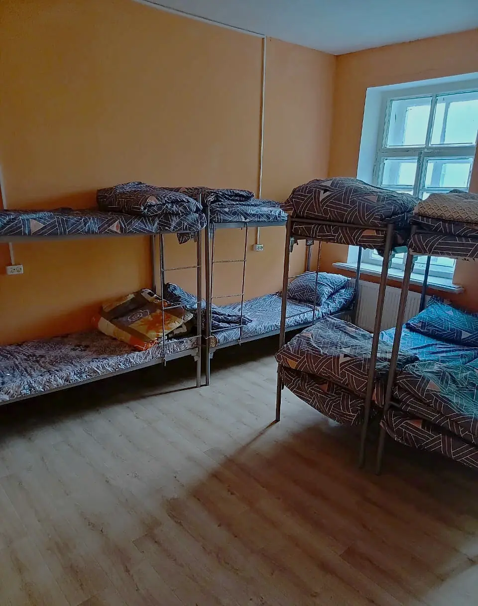 Просторный номер с несколькими двухъярусными кроватями