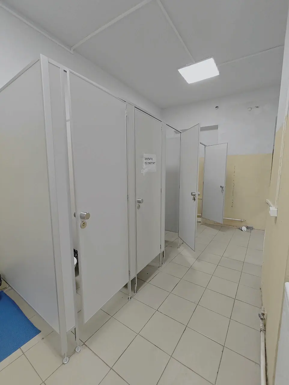Душевые и санитарные кабины с перегородками
